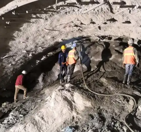 康定拱顶带模注浆料的施工流程及注意事项